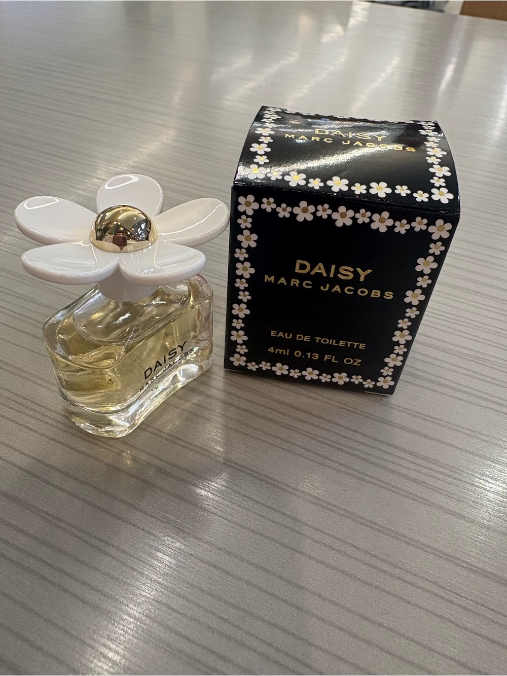 🆕🌼Marc Jacobs Daisy Eau de Toilette - White Flower Cap with Gold Accent
